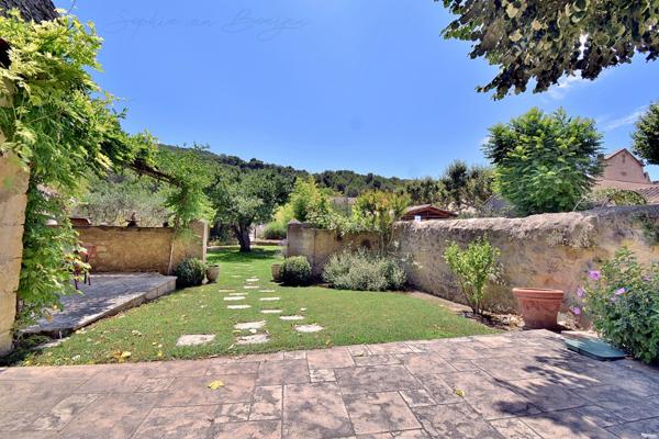 MAISON DE VILLAGE EN PIERRES du 19ème à vendre de 350m², 7 chambres, jardin, piscine, garage, près d'Aix en Provence