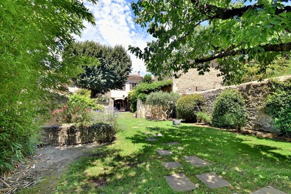 MAISON DE VILLAGE EN PIERRES du 19ème à vendre de 350m², 7 chambres, jardin, piscine, garage, près d'Aix en Provence