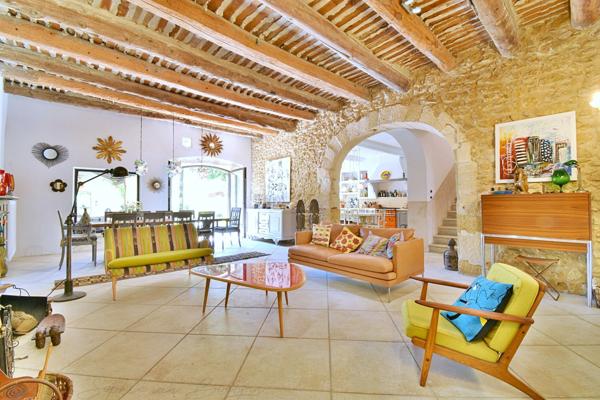 MAISON DE VILLAGE EN PIERRES du 19ème à vendre de 350m², 7 chambres, jardin, piscine, garage, près d'Aix en Provence