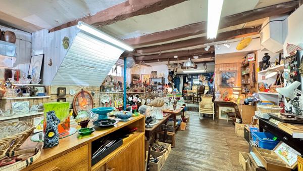 Immeuble 2 appartements - 1 local commercial Limogne en quercy
