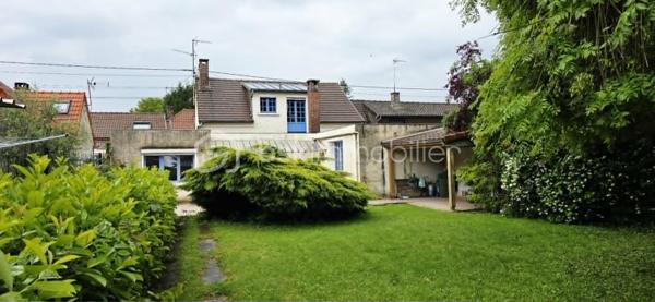 A l'Est d'Amiens, aux portes de l'A29 et de la 2x2 voies, située à une vingtaine de minutes de Longueau et 45 minutes de Saint-Quentin, venez découvrir dans un environnement calme, à Guillaucourt, cette charmante maison d'environ 130 m² proposant une autonomie de plain-pied. Ce bien n'attend que votre touche personnelle pour révéler tout son éclat et son potentiel. Alliant le cachet d'une structure d'avant-guerre à une extension généreuse des années 60, elle s'établit sur une parcelle close et arborée de 940 m².

Les points forts qui font la différence :

De beaux espaces de vie au rez-de-chaussée comptabilisant environ 60 m² avec un salon-séjour traversant, une cuisine équipée suivie de sa salle à manger avec insert bois donnant sur la terrasse et le joli jardin, 2 chambres, une grande salle d'eau avec le branchement pour le lave-linge, un toilette séparé, l'accès vers une cave saine et un garage de plus de 20 m².
A l'étage, on retrouve 3 chambres dont l'une avec porte-fenêtre donnant accès au toit terrasse de l'extension ainsi qu'un WC avec son lave-mains et sa fenêtre.

Des extérieurs généreux et un double accès très pratique à la propriété : Une grande terrasse prolonge la maison vers un jardin arboré sans vis-à-vis. Le vrai plus ? Un second accès privatif en fond de terrain (tour de ville) avec portail, offrant la possibilité de stationner plusieurs véhicules ou de bâtir une seconde dépendance.

Un projet de rénovation pour valoriser votre patrimoine

Pour atteindre un confort thermique optimal et moderniser ces beaux volumes, des travaux d'amélioration énergétique sont à prévoir. Le projet idéal ? Le remplacement des menuiseries actuelles en simple vitrage par du double vitrage performant, ainsi que l'isolation des murs périphériques et de la terrasse de l'extension. Une opportunité parfaite pour rénover directement à votre goût, valoriser la note énergétique du bien et concevoir un cocon sur-mesure.
Chauffage gaz de ville avec chaudière âgée de 15 ans, insert bois performant, tout à l'égout. Vidéos sur demande !
Taxe foncière 2025 : 737 euros.
Appelez-moi pour plus d'infos !