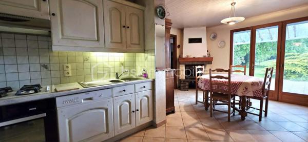 A l'Est d'Amiens, aux portes de l'A29 et de la 2x2 voies, située à une vingtaine de minutes de Longueau et 45 minutes de Saint-Quentin, venez découvrir dans un environnement calme, à Guillaucourt, cette charmante maison d'environ 130 m² proposant une autonomie de plain-pied. Ce bien n'attend que votre touche personnelle pour révéler tout son éclat et son potentiel. Alliant le cachet d'une structure d'avant-guerre à une extension généreuse des années 60, elle s'établit sur une parcelle close et arborée de 940 m².

Les points forts qui font la différence :

De beaux espaces de vie au rez-de-chaussée comptabilisant environ 60 m² avec un salon-séjour traversant, une cuisine équipée suivie de sa salle à manger avec insert bois donnant sur la terrasse et le joli jardin, 2 chambres, une grande salle d'eau avec le branchement pour le lave-linge, un toilette séparé, l'accès vers une cave saine et un garage de plus de 20 m².
A l'étage, on retrouve 3 chambres dont l'une avec porte-fenêtre donnant accès au toit terrasse de l'extension ainsi qu'un WC avec son lave-mains et sa fenêtre.

Des extérieurs généreux et un double accès très pratique à la propriété : Une grande terrasse prolonge la maison vers un jardin arboré sans vis-à-vis. Le vrai plus ? Un second accès privatif en fond de terrain (tour de ville) avec portail, offrant la possibilité de stationner plusieurs véhicules ou de bâtir une seconde dépendance.

Un projet de rénovation pour valoriser votre patrimoine

Pour atteindre un confort thermique optimal et moderniser ces beaux volumes, des travaux d'amélioration énergétique sont à prévoir. Le projet idéal ? Le remplacement des menuiseries actuelles en simple vitrage par du double vitrage performant, ainsi que l'isolation des murs périphériques et de la terrasse de l'extension. Une opportunité parfaite pour rénover directement à votre goût, valoriser la note énergétique du bien et concevoir un cocon sur-mesure.
Chauffage gaz de ville avec chaudière âgée de 15 ans, insert bois performant, tout à l'égout. Vidéos sur demande !
Taxe foncière 2025 : 737 euros.
Appelez-moi pour plus d'infos !