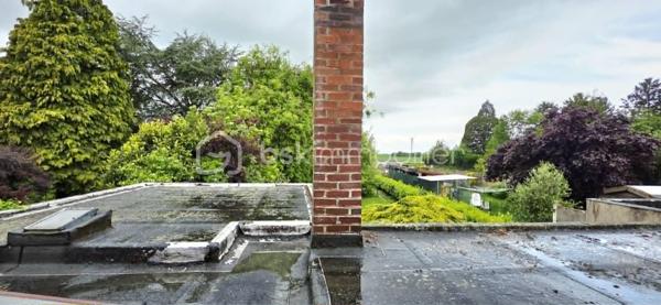 A l'Est d'Amiens, aux portes de l'A29 et de la 2x2 voies, située à une vingtaine de minutes de Longueau et 45 minutes de Saint-Quentin, venez découvrir dans un environnement calme, à Guillaucourt, cette charmante maison d'environ 130 m² proposant une autonomie de plain-pied. Ce bien n'attend que votre touche personnelle pour révéler tout son éclat et son potentiel. Alliant le cachet d'une structure d'avant-guerre à une extension généreuse des années 60, elle s'établit sur une parcelle close et arborée de 940 m².

Les points forts qui font la différence :

De beaux espaces de vie au rez-de-chaussée comptabilisant environ 60 m² avec un salon-séjour traversant, une cuisine équipée suivie de sa salle à manger avec insert bois donnant sur la terrasse et le joli jardin, 2 chambres, une grande salle d'eau avec le branchement pour le lave-linge, un toilette séparé, l'accès vers une cave saine et un garage de plus de 20 m².
A l'étage, on retrouve 3 chambres dont l'une avec porte-fenêtre donnant accès au toit terrasse de l'extension ainsi qu'un WC avec son lave-mains et sa fenêtre.

Des extérieurs généreux et un double accès très pratique à la propriété : Une grande terrasse prolonge la maison vers un jardin arboré sans vis-à-vis. Le vrai plus ? Un second accès privatif en fond de terrain (tour de ville) avec portail, offrant la possibilité de stationner plusieurs véhicules ou de bâtir une seconde dépendance.

Un projet de rénovation pour valoriser votre patrimoine

Pour atteindre un confort thermique optimal et moderniser ces beaux volumes, des travaux d'amélioration énergétique sont à prévoir. Le projet idéal ? Le remplacement des menuiseries actuelles en simple vitrage par du double vitrage performant, ainsi que l'isolation des murs périphériques et de la terrasse de l'extension. Une opportunité parfaite pour rénover directement à votre goût, valoriser la note énergétique du bien et concevoir un cocon sur-mesure.
Chauffage gaz de ville avec chaudière âgée de 15 ans, insert bois performant, tout à l'égout. Vidéos sur demande !
Taxe foncière 2025 : 737 euros.
Appelez-moi pour plus d'infos !