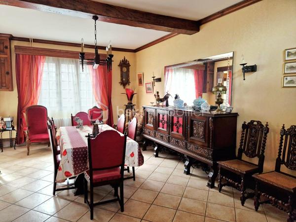 A l'Est d'Amiens, aux portes de l'A29 et de la 2x2 voies, située à une vingtaine de minutes de Longueau et 45 minutes de Saint-Quentin, venez découvrir dans un environnement calme, à Guillaucourt, cette charmante maison d'environ 130 m² proposant une autonomie de plain-pied. Ce bien n'attend que votre touche personnelle pour révéler tout son éclat et son potentiel. Alliant le cachet d'une structure d'avant-guerre à une extension généreuse des années 60, elle s'établit sur une parcelle close et arborée de 940 m².

Les points forts qui font la différence :

De beaux espaces de vie au rez-de-chaussée comptabilisant environ 60 m² avec un salon-séjour traversant, une cuisine équipée suivie de sa salle à manger avec insert bois donnant sur la terrasse et le joli jardin, 2 chambres, une grande salle d'eau avec le branchement pour le lave-linge, un toilette séparé, l'accès vers une cave saine et un garage de plus de 20 m².
A l'étage, on retrouve 3 chambres dont l'une avec porte-fenêtre donnant accès au toit terrasse de l'extension ainsi qu'un WC avec son lave-mains et sa fenêtre.

Des extérieurs généreux et un double accès très pratique à la propriété : Une grande terrasse prolonge la maison vers un jardin arboré sans vis-à-vis. Le vrai plus ? Un second accès privatif en fond de terrain (tour de ville) avec portail, offrant la possibilité de stationner plusieurs véhicules ou de bâtir une seconde dépendance.

Un projet de rénovation pour valoriser votre patrimoine

Pour atteindre un confort thermique optimal et moderniser ces beaux volumes, des travaux d'amélioration énergétique sont à prévoir. Le projet idéal ? Le remplacement des menuiseries actuelles en simple vitrage par du double vitrage performant, ainsi que l'isolation des murs périphériques et de la terrasse de l'extension. Une opportunité parfaite pour rénover directement à votre goût, valoriser la note énergétique du bien et concevoir un cocon sur-mesure.
Chauffage gaz de ville avec chaudière âgée de 15 ans, insert bois performant, tout à l'égout. Vidéos sur demande !
Taxe foncière 2025 : 737 euros.
Appelez-moi pour plus d'infos !
