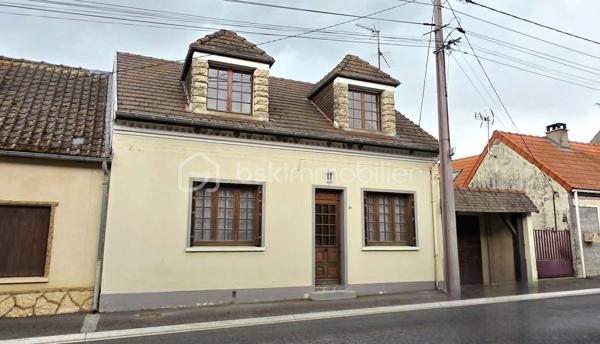 A l'Est d'Amiens, aux portes de l'A29 et de la 2x2 voies, située à une vingtaine de minutes de Longueau et 45 minutes de Saint-Quentin, venez découvrir dans un environnement calme, à Guillaucourt, cette charmante maison d'environ 130 m² proposant une autonomie de plain-pied. Ce bien n'attend que votre touche personnelle pour révéler tout son éclat et son potentiel. Alliant le cachet d'une structure d'avant-guerre à une extension généreuse des années 60, elle s'établit sur une parcelle close et arborée de 940 m².

Les points forts qui font la différence :

De beaux espaces de vie au rez-de-chaussée comptabilisant environ 60 m² avec un salon-séjour traversant, une cuisine équipée suivie de sa salle à manger avec insert bois donnant sur la terrasse et le joli jardin, 2 chambres, une grande salle d'eau avec le branchement pour le lave-linge, un toilette séparé, l'accès vers une cave saine et un garage de plus de 20 m².
A l'étage, on retrouve 3 chambres dont l'une avec porte-fenêtre donnant accès au toit terrasse de l'extension ainsi qu'un WC avec son lave-mains et sa fenêtre.

Des extérieurs généreux et un double accès très pratique à la propriété : Une grande terrasse prolonge la maison vers un jardin arboré sans vis-à-vis. Le vrai plus ? Un second accès privatif en fond de terrain (tour de ville) avec portail, offrant la possibilité de stationner plusieurs véhicules ou de bâtir une seconde dépendance.

Un projet de rénovation pour valoriser votre patrimoine

Pour atteindre un confort thermique optimal et moderniser ces beaux volumes, des travaux d'amélioration énergétique sont à prévoir. Le projet idéal ? Le remplacement des menuiseries actuelles en simple vitrage par du double vitrage performant, ainsi que l'isolation des murs périphériques et de la terrasse de l'extension. Une opportunité parfaite pour rénover directement à votre goût, valoriser la note énergétique du bien et concevoir un cocon sur-mesure.
Chauffage gaz de ville avec chaudière âgée de 15 ans, insert bois performant, tout à l'égout. Vidéos sur demande !
Taxe foncière 2025 : 737 euros.
Appelez-moi pour plus d'infos !