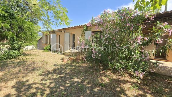 À quelques minutes à pied du centre du village de Lauris, cette agréable villa de plain-pied offre un cadre de vie privilégié, au calme, sur un terrain clos et arboré d'environ 980 m² bénéficiant d'une belle exposition plein sud.

La maison principale propose une pièce de vie conviviale avec cheminée, une cuisine de style provençal, deux chambres ouvertes sur le jardin, deux salles d'eau (dont une à rénover), une buanderie ainsi qu'un WC indépendant. Entièrement de plain-pied, elle offre un confort de vie appréciable, complété par une climatisation réversible et un garage .

À l'extérieur, le jardin, soigneusement arboré, constitue un véritable espace de détente. 

Un véritable atout complète ce bien : une annexe indépendante offrant de nombreuses possibilités. Elle pourra accueillir une chambre supplémentaire pour recevoir famille et amis, créer un espace dédié au télétravail, un atelier ou encore convenir à l'exercice d'une activité professionnelle indépendante, tout en préservant l'intimité de la maison principale.

Son emplacement est également un point fort : vous profitez d'un environnement résidentiel recherché tout en restant à proximité immédiate des commerces, des services et de la vie du village.

Une propriété offrant un cadre de vie agréable, de belles possibilités d'évolution et une véritable polyvalence, au cœur du Luberon.

Visite virtuelle sur demande 

À découvrir sans tarder.