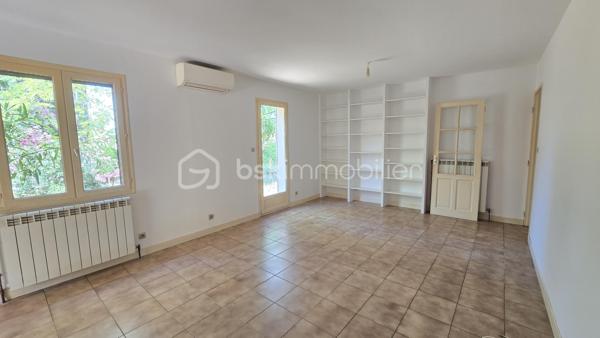 À quelques minutes à pied du centre du village de Lauris, cette agréable villa de plain-pied offre un cadre de vie privilégié, au calme, sur un terrain clos et arboré d'environ 980 m² bénéficiant d'une belle exposition plein sud.

La maison principale propose une pièce de vie conviviale avec cheminée, une cuisine de style provençal, deux chambres ouvertes sur le jardin, deux salles d'eau (dont une à rénover), une buanderie ainsi qu'un WC indépendant. Entièrement de plain-pied, elle offre un confort de vie appréciable, complété par une climatisation réversible et un garage .

À l'extérieur, le jardin, soigneusement arboré, constitue un véritable espace de détente. 

Un véritable atout complète ce bien : une annexe indépendante offrant de nombreuses possibilités. Elle pourra accueillir une chambre supplémentaire pour recevoir famille et amis, créer un espace dédié au télétravail, un atelier ou encore convenir à l'exercice d'une activité professionnelle indépendante, tout en préservant l'intimité de la maison principale.

Son emplacement est également un point fort : vous profitez d'un environnement résidentiel recherché tout en restant à proximité immédiate des commerces, des services et de la vie du village.

Une propriété offrant un cadre de vie agréable, de belles possibilités d'évolution et une véritable polyvalence, au cœur du Luberon.

Visite virtuelle sur demande 

À découvrir sans tarder.
