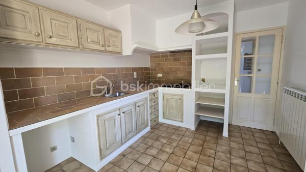 À quelques minutes à pied du centre du village de Lauris, cette agréable villa de plain-pied offre un cadre de vie privilégié, au calme, sur un terrain clos et arboré d'environ 980 m² bénéficiant d'une belle exposition plein sud.

La maison principale propose une pièce de vie conviviale avec cheminée, une cuisine de style provençal, deux chambres ouvertes sur le jardin, deux salles d'eau (dont une à rénover), une buanderie ainsi qu'un WC indépendant. Entièrement de plain-pied, elle offre un confort de vie appréciable, complété par une climatisation réversible et un garage .

À l'extérieur, le jardin, soigneusement arboré, constitue un véritable espace de détente. 

Un véritable atout complète ce bien : une annexe indépendante offrant de nombreuses possibilités. Elle pourra accueillir une chambre supplémentaire pour recevoir famille et amis, créer un espace dédié au télétravail, un atelier ou encore convenir à l'exercice d'une activité professionnelle indépendante, tout en préservant l'intimité de la maison principale.

Son emplacement est également un point fort : vous profitez d'un environnement résidentiel recherché tout en restant à proximité immédiate des commerces, des services et de la vie du village.

Une propriété offrant un cadre de vie agréable, de belles possibilités d'évolution et une véritable polyvalence, au cœur du Luberon.

Visite virtuelle sur demande 

À découvrir sans tarder.
