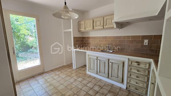 À quelques minutes à pied du centre du village de Lauris, cette agréable villa de plain-pied offre un cadre de vie privilégié, au calme, sur un terrain clos et arboré d'environ 980 m² bénéficiant d'une belle exposition plein sud.

La maison principale propose une pièce de vie conviviale avec cheminée, une cuisine de style provençal, deux chambres ouvertes sur le jardin, deux salles d'eau (dont une à rénover), une buanderie ainsi qu'un WC indépendant. Entièrement de plain-pied, elle offre un confort de vie appréciable, complété par une climatisation réversible et un garage .

À l'extérieur, le jardin, soigneusement arboré, constitue un véritable espace de détente. 

Un véritable atout complète ce bien : une annexe indépendante offrant de nombreuses possibilités. Elle pourra accueillir une chambre supplémentaire pour recevoir famille et amis, créer un espace dédié au télétravail, un atelier ou encore convenir à l'exercice d'une activité professionnelle indépendante, tout en préservant l'intimité de la maison principale.

Son emplacement est également un point fort : vous profitez d'un environnement résidentiel recherché tout en restant à proximité immédiate des commerces, des services et de la vie du village.

Une propriété offrant un cadre de vie agréable, de belles possibilités d'évolution et une véritable polyvalence, au cœur du Luberon.

Visite virtuelle sur demande 

À découvrir sans tarder.