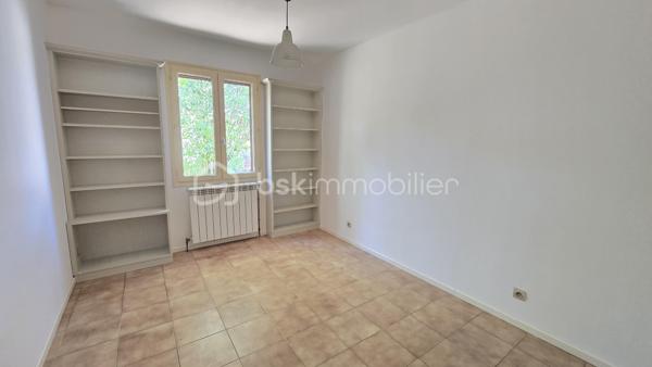 À quelques minutes à pied du centre du village de Lauris, cette agréable villa de plain-pied offre un cadre de vie privilégié, au calme, sur un terrain clos et arboré d'environ 980 m² bénéficiant d'une belle exposition plein sud.

La maison principale propose une pièce de vie conviviale avec cheminée, une cuisine de style provençal, deux chambres ouvertes sur le jardin, deux salles d'eau (dont une à rénover), une buanderie ainsi qu'un WC indépendant. Entièrement de plain-pied, elle offre un confort de vie appréciable, complété par une climatisation réversible et un garage .

À l'extérieur, le jardin, soigneusement arboré, constitue un véritable espace de détente. 

Un véritable atout complète ce bien : une annexe indépendante offrant de nombreuses possibilités. Elle pourra accueillir une chambre supplémentaire pour recevoir famille et amis, créer un espace dédié au télétravail, un atelier ou encore convenir à l'exercice d'une activité professionnelle indépendante, tout en préservant l'intimité de la maison principale.

Son emplacement est également un point fort : vous profitez d'un environnement résidentiel recherché tout en restant à proximité immédiate des commerces, des services et de la vie du village.

Une propriété offrant un cadre de vie agréable, de belles possibilités d'évolution et une véritable polyvalence, au cœur du Luberon.

Visite virtuelle sur demande 

À découvrir sans tarder.