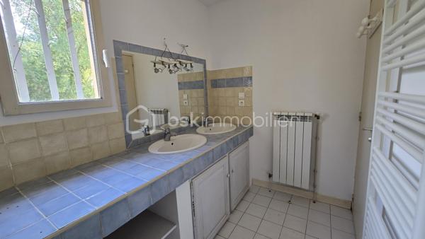 À quelques minutes à pied du centre du village de Lauris, cette agréable villa de plain-pied offre un cadre de vie privilégié, au calme, sur un terrain clos et arboré d'environ 980 m² bénéficiant d'une belle exposition plein sud.

La maison principale propose une pièce de vie conviviale avec cheminée, une cuisine de style provençal, deux chambres ouvertes sur le jardin, deux salles d'eau (dont une à rénover), une buanderie ainsi qu'un WC indépendant. Entièrement de plain-pied, elle offre un confort de vie appréciable, complété par une climatisation réversible et un garage .

À l'extérieur, le jardin, soigneusement arboré, constitue un véritable espace de détente. 

Un véritable atout complète ce bien : une annexe indépendante offrant de nombreuses possibilités. Elle pourra accueillir une chambre supplémentaire pour recevoir famille et amis, créer un espace dédié au télétravail, un atelier ou encore convenir à l'exercice d'une activité professionnelle indépendante, tout en préservant l'intimité de la maison principale.

Son emplacement est également un point fort : vous profitez d'un environnement résidentiel recherché tout en restant à proximité immédiate des commerces, des services et de la vie du village.

Une propriété offrant un cadre de vie agréable, de belles possibilités d'évolution et une véritable polyvalence, au cœur du Luberon.

Visite virtuelle sur demande 

À découvrir sans tarder.