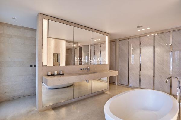 À Vendre - Neuilly Sur Seine - 92200 - Hôtel Particulier - 450m2 - 5 Chambres - Jardin