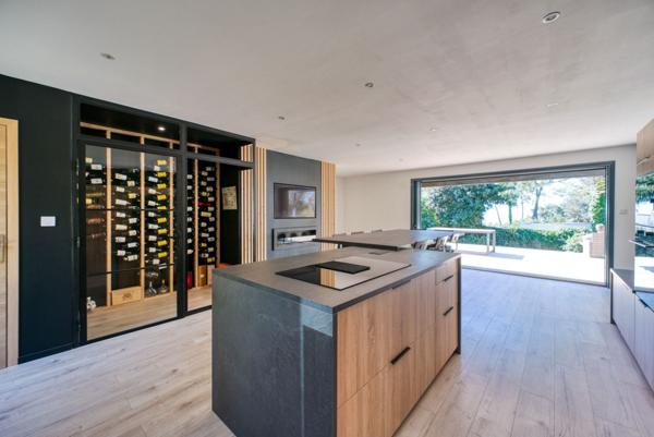 FACE A L'OCEAN, UNE EXCEPTIONNELLE VILLA A SAINT PALAIS SUR MER