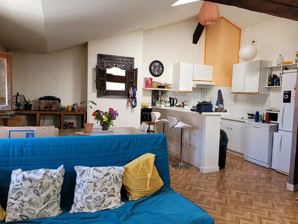 ROCHEFORT hyper centre appartement  de 58 m² de type 3 situé au 3ème et dernier étage