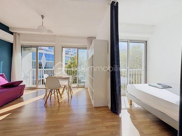 GRAND STUDIO CABINE DE 30 M² – CŒUR DE VILLE – À DEUX PAS DE LA PLAGE

Dans une résidence recherchée et parfaitement entretenue, en plein cœur de ville, découvrez ce grand studio cabine de 30 m² Loi Carrez, situé au 2ᵉ étage avec ascenseur.

L’appartement se compose d’une entrée avec espace placard/dressing, d’un séjour lumineux avec cuisine ouverte, donnant directement accès à un balcon, ainsi que d’un espace nuit cabine, permettant d’accueillir 4 couchages. Vous trouverez également une salle d’eau avec WC.

Pas de travaux à prévoir : vous n’avez plus qu’à poser vos valises !

À deux pas des commerces et de la plage, cet appartement offre un emplacement particulièrement recherché et se prête parfaitement à différents projets : premier achat, pied-à-terre ou investissement locatif avec un très bon rendement.

Faibles charges de copropriété.
Vidéo de l’appartement disponible sur demande.

Pour plus d’informations, Jonathan Deniau au 06 81 16 71 20.