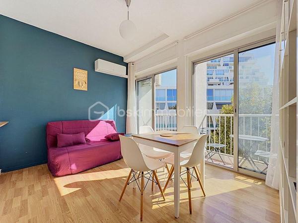 GRAND STUDIO CABINE DE 30 M² – CŒUR DE VILLE – À DEUX PAS DE LA PLAGE

Dans une résidence recherchée et parfaitement entretenue, en plein cœur de ville, découvrez ce grand studio cabine de 30 m² Loi Carrez, situé au 2ᵉ étage avec ascenseur.

L’appartement se compose d’une entrée avec espace placard/dressing, d’un séjour lumineux avec cuisine ouverte, donnant directement accès à un balcon, ainsi que d’un espace nuit cabine, permettant d’accueillir 4 couchages. Vous trouverez également une salle d’eau avec WC.

Pas de travaux à prévoir : vous n’avez plus qu’à poser vos valises !

À deux pas des commerces et de la plage, cet appartement offre un emplacement particulièrement recherché et se prête parfaitement à différents projets : premier achat, pied-à-terre ou investissement locatif avec un très bon rendement.

Faibles charges de copropriété.
Vidéo de l’appartement disponible sur demande.

Pour plus d’informations, Jonathan Deniau au 06 81 16 71 20.