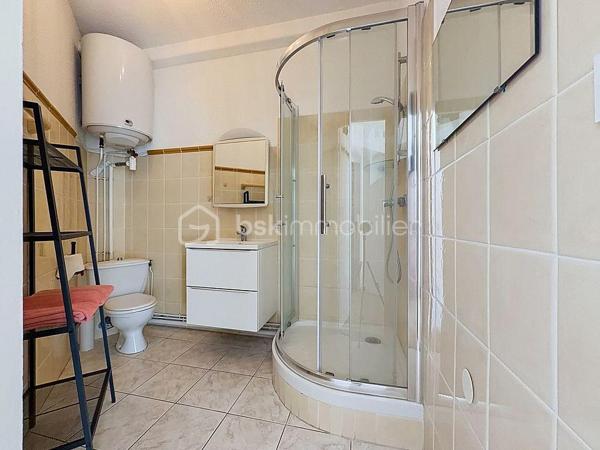 GRAND STUDIO CABINE DE 30 M² – CŒUR DE VILLE – À DEUX PAS DE LA PLAGE

Dans une résidence recherchée et parfaitement entretenue, en plein cœur de ville, découvrez ce grand studio cabine de 30 m² Loi Carrez, situé au 2ᵉ étage avec ascenseur.

L’appartement se compose d’une entrée avec espace placard/dressing, d’un séjour lumineux avec cuisine ouverte, donnant directement accès à un balcon, ainsi que d’un espace nuit cabine, permettant d’accueillir 4 couchages. Vous trouverez également une salle d’eau avec WC.

Pas de travaux à prévoir : vous n’avez plus qu’à poser vos valises !

À deux pas des commerces et de la plage, cet appartement offre un emplacement particulièrement recherché et se prête parfaitement à différents projets : premier achat, pied-à-terre ou investissement locatif avec un très bon rendement.

Faibles charges de copropriété.
Vidéo de l’appartement disponible sur demande.

Pour plus d’informations, Jonathan Deniau au 06 81 16 71 20.