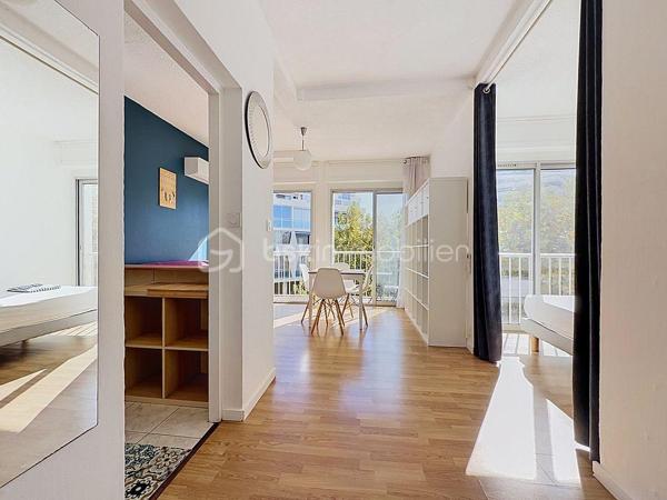 GRAND STUDIO CABINE DE 30 M² – CŒUR DE VILLE – À DEUX PAS DE LA PLAGE

Dans une résidence recherchée et parfaitement entretenue, en plein cœur de ville, découvrez ce grand studio cabine de 30 m² Loi Carrez, situé au 2ᵉ étage avec ascenseur.

L’appartement se compose d’une entrée avec espace placard/dressing, d’un séjour lumineux avec cuisine ouverte, donnant directement accès à un balcon, ainsi que d’un espace nuit cabine, permettant d’accueillir 4 couchages. Vous trouverez également une salle d’eau avec WC.

Pas de travaux à prévoir : vous n’avez plus qu’à poser vos valises !

À deux pas des commerces et de la plage, cet appartement offre un emplacement particulièrement recherché et se prête parfaitement à différents projets : premier achat, pied-à-terre ou investissement locatif avec un très bon rendement.

Faibles charges de copropriété.
Vidéo de l’appartement disponible sur demande.

Pour plus d’informations, Jonathan Deniau au 06 81 16 71 20.