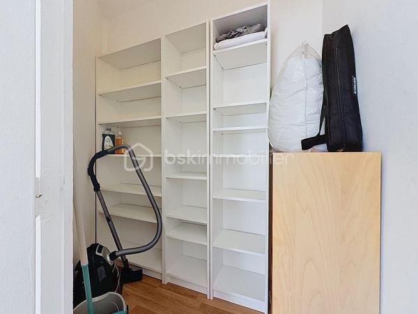 GRAND STUDIO CABINE DE 30 M² – CŒUR DE VILLE – À DEUX PAS DE LA PLAGE

Dans une résidence recherchée et parfaitement entretenue, en plein cœur de ville, découvrez ce grand studio cabine de 30 m² Loi Carrez, situé au 2ᵉ étage avec ascenseur.

L’appartement se compose d’une entrée avec espace placard/dressing, d’un séjour lumineux avec cuisine ouverte, donnant directement accès à un balcon, ainsi que d’un espace nuit cabine, permettant d’accueillir 4 couchages. Vous trouverez également une salle d’eau avec WC.

Pas de travaux à prévoir : vous n’avez plus qu’à poser vos valises !

À deux pas des commerces et de la plage, cet appartement offre un emplacement particulièrement recherché et se prête parfaitement à différents projets : premier achat, pied-à-terre ou investissement locatif avec un très bon rendement.

Faibles charges de copropriété.
Vidéo de l’appartement disponible sur demande.

Pour plus d’informations, Jonathan Deniau au 06 81 16 71 20.
