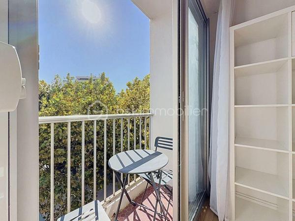 GRAND STUDIO CABINE DE 30 M² – CŒUR DE VILLE – À DEUX PAS DE LA PLAGE

Dans une résidence recherchée et parfaitement entretenue, en plein cœur de ville, découvrez ce grand studio cabine de 30 m² Loi Carrez, situé au 2ᵉ étage avec ascenseur.

L’appartement se compose d’une entrée avec espace placard/dressing, d’un séjour lumineux avec cuisine ouverte, donnant directement accès à un balcon, ainsi que d’un espace nuit cabine, permettant d’accueillir 4 couchages. Vous trouverez également une salle d’eau avec WC.

Pas de travaux à prévoir : vous n’avez plus qu’à poser vos valises !

À deux pas des commerces et de la plage, cet appartement offre un emplacement particulièrement recherché et se prête parfaitement à différents projets : premier achat, pied-à-terre ou investissement locatif avec un très bon rendement.

Faibles charges de copropriété.
Vidéo de l’appartement disponible sur demande.

Pour plus d’informations, Jonathan Deniau au 06 81 16 71 20.