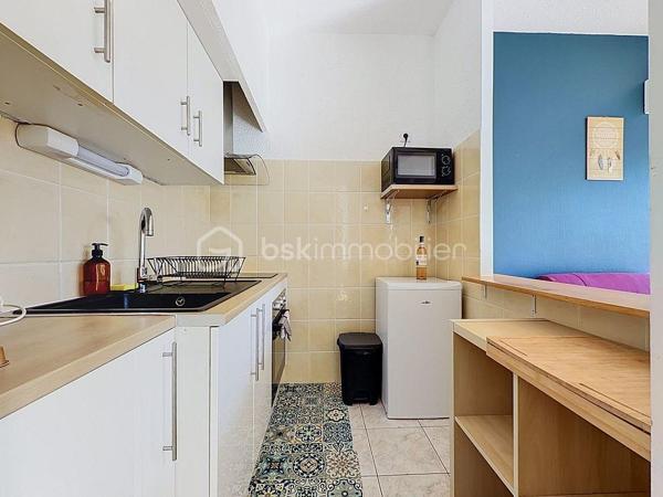 GRAND STUDIO CABINE DE 30 M² – CŒUR DE VILLE – À DEUX PAS DE LA PLAGE

Dans une résidence recherchée et parfaitement entretenue, en plein cœur de ville, découvrez ce grand studio cabine de 30 m² Loi Carrez, situé au 2ᵉ étage avec ascenseur.

L’appartement se compose d’une entrée avec espace placard/dressing, d’un séjour lumineux avec cuisine ouverte, donnant directement accès à un balcon, ainsi que d’un espace nuit cabine, permettant d’accueillir 4 couchages. Vous trouverez également une salle d’eau avec WC.

Pas de travaux à prévoir : vous n’avez plus qu’à poser vos valises !

À deux pas des commerces et de la plage, cet appartement offre un emplacement particulièrement recherché et se prête parfaitement à différents projets : premier achat, pied-à-terre ou investissement locatif avec un très bon rendement.

Faibles charges de copropriété.
Vidéo de l’appartement disponible sur demande.

Pour plus d’informations, Jonathan Deniau au 06 81 16 71 20.