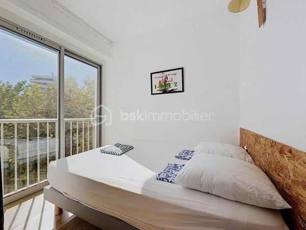 GRAND STUDIO CABINE DE 30 M² – CŒUR DE VILLE – À DEUX PAS DE LA PLAGE

Dans une résidence recherchée et parfaitement entretenue, en plein cœur de ville, découvrez ce grand studio cabine de 30 m² Loi Carrez, situé au 2ᵉ étage avec ascenseur.

L’appartement se compose d’une entrée avec espace placard/dressing, d’un séjour lumineux avec cuisine ouverte, donnant directement accès à un balcon, ainsi que d’un espace nuit cabine, permettant d’accueillir 4 couchages. Vous trouverez également une salle d’eau avec WC.

Pas de travaux à prévoir : vous n’avez plus qu’à poser vos valises !

À deux pas des commerces et de la plage, cet appartement offre un emplacement particulièrement recherché et se prête parfaitement à différents projets : premier achat, pied-à-terre ou investissement locatif avec un très bon rendement.

Faibles charges de copropriété.
Vidéo de l’appartement disponible sur demande.

Pour plus d’informations, Jonathan Deniau au 06 81 16 71 20.