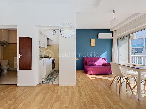 GRAND STUDIO CABINE DE 30 M² – CŒUR DE VILLE – À DEUX PAS DE LA PLAGE

Dans une résidence recherchée et parfaitement entretenue, en plein cœur de ville, découvrez ce grand studio cabine de 30 m² Loi Carrez, situé au 2ᵉ étage avec ascenseur.

L’appartement se compose d’une entrée avec espace placard/dressing, d’un séjour lumineux avec cuisine ouverte, donnant directement accès à un balcon, ainsi que d’un espace nuit cabine, permettant d’accueillir 4 couchages. Vous trouverez également une salle d’eau avec WC.

Pas de travaux à prévoir : vous n’avez plus qu’à poser vos valises !

À deux pas des commerces et de la plage, cet appartement offre un emplacement particulièrement recherché et se prête parfaitement à différents projets : premier achat, pied-à-terre ou investissement locatif avec un très bon rendement.

Faibles charges de copropriété.
Vidéo de l’appartement disponible sur demande.

Pour plus d’informations, Jonathan Deniau au 06 81 16 71 20.