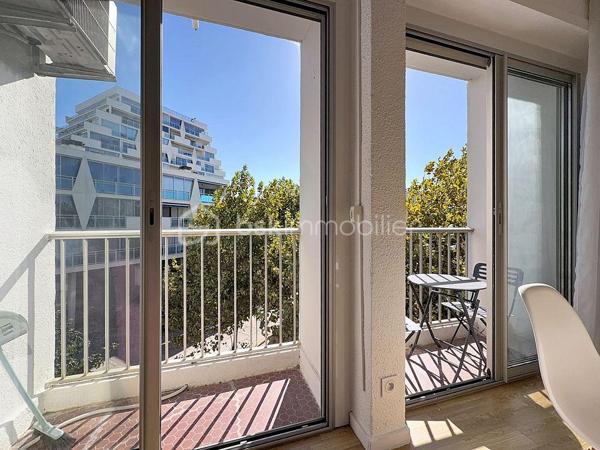GRAND STUDIO CABINE DE 30 M² – CŒUR DE VILLE – À DEUX PAS DE LA PLAGE

Dans une résidence recherchée et parfaitement entretenue, en plein cœur de ville, découvrez ce grand studio cabine de 30 m² Loi Carrez, situé au 2ᵉ étage avec ascenseur.

L’appartement se compose d’une entrée avec espace placard/dressing, d’un séjour lumineux avec cuisine ouverte, donnant directement accès à un balcon, ainsi que d’un espace nuit cabine, permettant d’accueillir 4 couchages. Vous trouverez également une salle d’eau avec WC.

Pas de travaux à prévoir : vous n’avez plus qu’à poser vos valises !

À deux pas des commerces et de la plage, cet appartement offre un emplacement particulièrement recherché et se prête parfaitement à différents projets : premier achat, pied-à-terre ou investissement locatif avec un très bon rendement.

Faibles charges de copropriété.
Vidéo de l’appartement disponible sur demande.

Pour plus d’informations, Jonathan Deniau au 06 81 16 71 20.