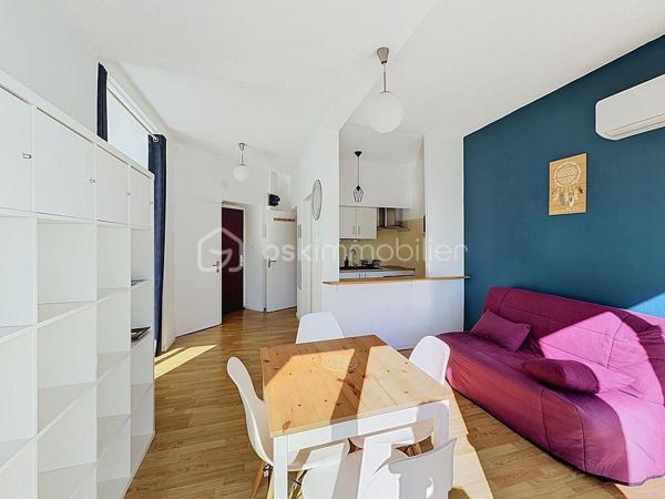 GRAND STUDIO CABINE DE 30 M² – CŒUR DE VILLE – À DEUX PAS DE LA PLAGE

Dans une résidence recherchée et parfaitement entretenue, en plein cœur de ville, découvrez ce grand studio cabine de 30 m² Loi Carrez, situé au 2ᵉ étage avec ascenseur.

L’appartement se compose d’une entrée avec espace placard/dressing, d’un séjour lumineux avec cuisine ouverte, donnant directement accès à un balcon, ainsi que d’un espace nuit cabine, permettant d’accueillir 4 couchages. Vous trouverez également une salle d’eau avec WC.

Pas de travaux à prévoir : vous n’avez plus qu’à poser vos valises !

À deux pas des commerces et de la plage, cet appartement offre un emplacement particulièrement recherché et se prête parfaitement à différents projets : premier achat, pied-à-terre ou investissement locatif avec un très bon rendement.

Faibles charges de copropriété.
Vidéo de l’appartement disponible sur demande.

Pour plus d’informations, Jonathan Deniau au 06 81 16 71 20.