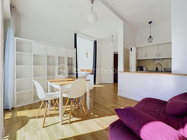 GRAND STUDIO CABINE DE 30 M² – CŒUR DE VILLE – À DEUX PAS DE LA PLAGE

Dans une résidence recherchée et parfaitement entretenue, en plein cœur de ville, découvrez ce grand studio cabine de 30 m² Loi Carrez, situé au 2ᵉ étage avec ascenseur.

L’appartement se compose d’une entrée avec espace placard/dressing, d’un séjour lumineux avec cuisine ouverte, donnant directement accès à un balcon, ainsi que d’un espace nuit cabine, permettant d’accueillir 4 couchages. Vous trouverez également une salle d’eau avec WC.

Pas de travaux à prévoir : vous n’avez plus qu’à poser vos valises !

À deux pas des commerces et de la plage, cet appartement offre un emplacement particulièrement recherché et se prête parfaitement à différents projets : premier achat, pied-à-terre ou investissement locatif avec un très bon rendement.

Faibles charges de copropriété.
Vidéo de l’appartement disponible sur demande.

Pour plus d’informations, Jonathan Deniau au 06 81 16 71 20.