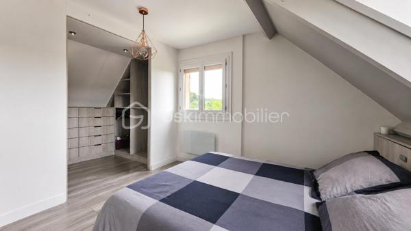 Située à Nonville, dans un environnement paisible, cette spacieuse maison de 160 m²  élevée sur sous-sol total saura vous séduire par ses beaux volumes.

Au rez-de-chaussée, vous trouverez une entrée desservant un vaste séjour d'environ 35 m², agrémenté d'un poêle à bois, ouvrant sur une superbe véranda de 26 m². Une cuisine aménagée et équipée, une chambre, une salle de bains ainsi qu'un WC indépendant complètent ce niveau.

À l'étage, un palier dessert trois belles chambres, dont une grande chambre de 17 m² avec dressing aménagé, ainsi qu'une salle d'eau.

Le sous-sol total comprend un grand garage pouvant accueillir plusieurs véhicules, de nombreux espaces de rangement et une pièce supplémentaire pouvant être aménagée selon vos envies.

À l'extérieur, vous profiterez d'un magnifique jardin d'environ 1 800 m² et d'une vaste terrasse de 60 m², idéale pour recevoir famille et amis.

Une maison idéale pour une famille à la recherche d'espace, de confort et de tranquillité.