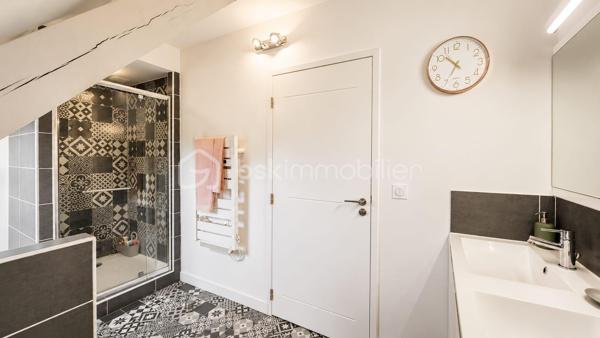 Située à Nonville, dans un environnement paisible, cette spacieuse maison de 160 m²  élevée sur sous-sol total saura vous séduire par ses beaux volumes.

Au rez-de-chaussée, vous trouverez une entrée desservant un vaste séjour d'environ 35 m², agrémenté d'un poêle à bois, ouvrant sur une superbe véranda de 26 m². Une cuisine aménagée et équipée, une chambre, une salle de bains ainsi qu'un WC indépendant complètent ce niveau.

À l'étage, un palier dessert trois belles chambres, dont une grande chambre de 17 m² avec dressing aménagé, ainsi qu'une salle d'eau.

Le sous-sol total comprend un grand garage pouvant accueillir plusieurs véhicules, de nombreux espaces de rangement et une pièce supplémentaire pouvant être aménagée selon vos envies.

À l'extérieur, vous profiterez d'un magnifique jardin d'environ 1 800 m² et d'une vaste terrasse de 60 m², idéale pour recevoir famille et amis.

Une maison idéale pour une famille à la recherche d'espace, de confort et de tranquillité.