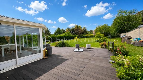Située à Nonville, dans un environnement paisible, cette spacieuse maison de 160 m²  élevée sur sous-sol total saura vous séduire par ses beaux volumes.

Au rez-de-chaussée, vous trouverez une entrée desservant un vaste séjour d'environ 35 m², agrémenté d'un poêle à bois, ouvrant sur une superbe véranda de 26 m². Une cuisine aménagée et équipée, une chambre, une salle de bains ainsi qu'un WC indépendant complètent ce niveau.

À l'étage, un palier dessert trois belles chambres, dont une grande chambre de 17 m² avec dressing aménagé, ainsi qu'une salle d'eau.

Le sous-sol total comprend un grand garage pouvant accueillir plusieurs véhicules, de nombreux espaces de rangement et une pièce supplémentaire pouvant être aménagée selon vos envies.

À l'extérieur, vous profiterez d'un magnifique jardin d'environ 1 800 m² et d'une vaste terrasse de 60 m², idéale pour recevoir famille et amis.

Une maison idéale pour une famille à la recherche d'espace, de confort et de tranquillité.