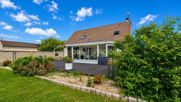 Située à Nonville, dans un environnement paisible, cette spacieuse maison de 160 m²  élevée sur sous-sol total saura vous séduire par ses beaux volumes.

Au rez-de-chaussée, vous trouverez une entrée desservant un vaste séjour d'environ 35 m², agrémenté d'un poêle à bois, ouvrant sur une superbe véranda de 26 m². Une cuisine aménagée et équipée, une chambre, une salle de bains ainsi qu'un WC indépendant complètent ce niveau.

À l'étage, un palier dessert trois belles chambres, dont une grande chambre de 17 m² avec dressing aménagé, ainsi qu'une salle d'eau.

Le sous-sol total comprend un grand garage pouvant accueillir plusieurs véhicules, de nombreux espaces de rangement et une pièce supplémentaire pouvant être aménagée selon vos envies.

À l'extérieur, vous profiterez d'un magnifique jardin d'environ 1 800 m² et d'une vaste terrasse de 60 m², idéale pour recevoir famille et amis.

Une maison idéale pour une famille à la recherche d'espace, de confort et de tranquillité.