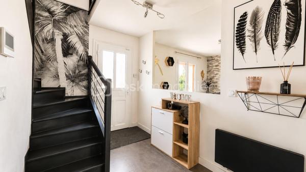 Située à Nonville, dans un environnement paisible, cette spacieuse maison de 160 m²  élevée sur sous-sol total saura vous séduire par ses beaux volumes.

Au rez-de-chaussée, vous trouverez une entrée desservant un vaste séjour d'environ 35 m², agrémenté d'un poêle à bois, ouvrant sur une superbe véranda de 26 m². Une cuisine aménagée et équipée, une chambre, une salle de bains ainsi qu'un WC indépendant complètent ce niveau.

À l'étage, un palier dessert trois belles chambres, dont une grande chambre de 17 m² avec dressing aménagé, ainsi qu'une salle d'eau.

Le sous-sol total comprend un grand garage pouvant accueillir plusieurs véhicules, de nombreux espaces de rangement et une pièce supplémentaire pouvant être aménagée selon vos envies.

À l'extérieur, vous profiterez d'un magnifique jardin d'environ 1 800 m² et d'une vaste terrasse de 60 m², idéale pour recevoir famille et amis.

Une maison idéale pour une famille à la recherche d'espace, de confort et de tranquillité.
