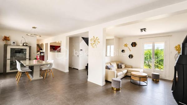 Située à Nonville, dans un environnement paisible, cette spacieuse maison de 160 m²  élevée sur sous-sol total saura vous séduire par ses beaux volumes.

Au rez-de-chaussée, vous trouverez une entrée desservant un vaste séjour d'environ 35 m², agrémenté d'un poêle à bois, ouvrant sur une superbe véranda de 26 m². Une cuisine aménagée et équipée, une chambre, une salle de bains ainsi qu'un WC indépendant complètent ce niveau.

À l'étage, un palier dessert trois belles chambres, dont une grande chambre de 17 m² avec dressing aménagé, ainsi qu'une salle d'eau.

Le sous-sol total comprend un grand garage pouvant accueillir plusieurs véhicules, de nombreux espaces de rangement et une pièce supplémentaire pouvant être aménagée selon vos envies.

À l'extérieur, vous profiterez d'un magnifique jardin d'environ 1 800 m² et d'une vaste terrasse de 60 m², idéale pour recevoir famille et amis.

Une maison idéale pour une famille à la recherche d'espace, de confort et de tranquillité.