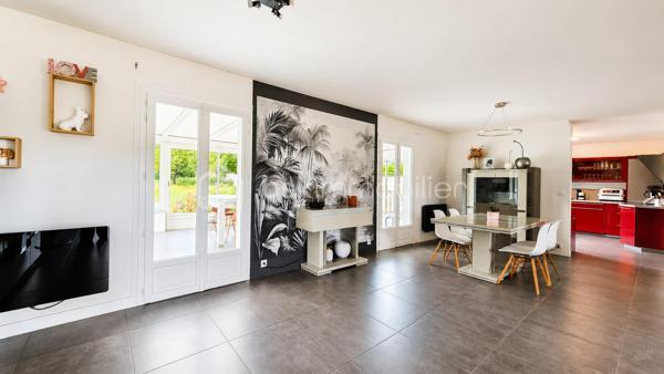 Située à Nonville, dans un environnement paisible, cette spacieuse maison de 160 m²  élevée sur sous-sol total saura vous séduire par ses beaux volumes.

Au rez-de-chaussée, vous trouverez une entrée desservant un vaste séjour d'environ 35 m², agrémenté d'un poêle à bois, ouvrant sur une superbe véranda de 26 m². Une cuisine aménagée et équipée, une chambre, une salle de bains ainsi qu'un WC indépendant complètent ce niveau.

À l'étage, un palier dessert trois belles chambres, dont une grande chambre de 17 m² avec dressing aménagé, ainsi qu'une salle d'eau.

Le sous-sol total comprend un grand garage pouvant accueillir plusieurs véhicules, de nombreux espaces de rangement et une pièce supplémentaire pouvant être aménagée selon vos envies.

À l'extérieur, vous profiterez d'un magnifique jardin d'environ 1 800 m² et d'une vaste terrasse de 60 m², idéale pour recevoir famille et amis.

Une maison idéale pour une famille à la recherche d'espace, de confort et de tranquillité.