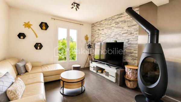 Située à Nonville, dans un environnement paisible, cette spacieuse maison de 160 m²  élevée sur sous-sol total saura vous séduire par ses beaux volumes.

Au rez-de-chaussée, vous trouverez une entrée desservant un vaste séjour d'environ 35 m², agrémenté d'un poêle à bois, ouvrant sur une superbe véranda de 26 m². Une cuisine aménagée et équipée, une chambre, une salle de bains ainsi qu'un WC indépendant complètent ce niveau.

À l'étage, un palier dessert trois belles chambres, dont une grande chambre de 17 m² avec dressing aménagé, ainsi qu'une salle d'eau.

Le sous-sol total comprend un grand garage pouvant accueillir plusieurs véhicules, de nombreux espaces de rangement et une pièce supplémentaire pouvant être aménagée selon vos envies.

À l'extérieur, vous profiterez d'un magnifique jardin d'environ 1 800 m² et d'une vaste terrasse de 60 m², idéale pour recevoir famille et amis.

Une maison idéale pour une famille à la recherche d'espace, de confort et de tranquillité.