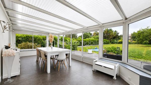 Située à Nonville, dans un environnement paisible, cette spacieuse maison de 160 m²  élevée sur sous-sol total saura vous séduire par ses beaux volumes.

Au rez-de-chaussée, vous trouverez une entrée desservant un vaste séjour d'environ 35 m², agrémenté d'un poêle à bois, ouvrant sur une superbe véranda de 26 m². Une cuisine aménagée et équipée, une chambre, une salle de bains ainsi qu'un WC indépendant complètent ce niveau.

À l'étage, un palier dessert trois belles chambres, dont une grande chambre de 17 m² avec dressing aménagé, ainsi qu'une salle d'eau.

Le sous-sol total comprend un grand garage pouvant accueillir plusieurs véhicules, de nombreux espaces de rangement et une pièce supplémentaire pouvant être aménagée selon vos envies.

À l'extérieur, vous profiterez d'un magnifique jardin d'environ 1 800 m² et d'une vaste terrasse de 60 m², idéale pour recevoir famille et amis.

Une maison idéale pour une famille à la recherche d'espace, de confort et de tranquillité.