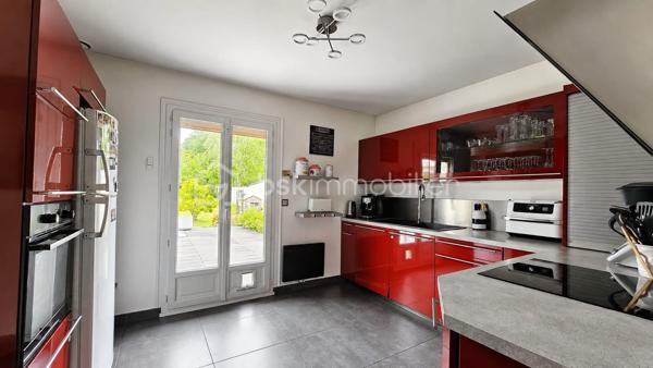 Située à Nonville, dans un environnement paisible, cette spacieuse maison de 160 m²  élevée sur sous-sol total saura vous séduire par ses beaux volumes.

Au rez-de-chaussée, vous trouverez une entrée desservant un vaste séjour d'environ 35 m², agrémenté d'un poêle à bois, ouvrant sur une superbe véranda de 26 m². Une cuisine aménagée et équipée, une chambre, une salle de bains ainsi qu'un WC indépendant complètent ce niveau.

À l'étage, un palier dessert trois belles chambres, dont une grande chambre de 17 m² avec dressing aménagé, ainsi qu'une salle d'eau.

Le sous-sol total comprend un grand garage pouvant accueillir plusieurs véhicules, de nombreux espaces de rangement et une pièce supplémentaire pouvant être aménagée selon vos envies.

À l'extérieur, vous profiterez d'un magnifique jardin d'environ 1 800 m² et d'une vaste terrasse de 60 m², idéale pour recevoir famille et amis.

Une maison idéale pour une famille à la recherche d'espace, de confort et de tranquillité.