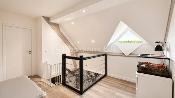 Située à Nonville, dans un environnement paisible, cette spacieuse maison de 160 m²  élevée sur sous-sol total saura vous séduire par ses beaux volumes.

Au rez-de-chaussée, vous trouverez une entrée desservant un vaste séjour d'environ 35 m², agrémenté d'un poêle à bois, ouvrant sur une superbe véranda de 26 m². Une cuisine aménagée et équipée, une chambre, une salle de bains ainsi qu'un WC indépendant complètent ce niveau.

À l'étage, un palier dessert trois belles chambres, dont une grande chambre de 17 m² avec dressing aménagé, ainsi qu'une salle d'eau.

Le sous-sol total comprend un grand garage pouvant accueillir plusieurs véhicules, de nombreux espaces de rangement et une pièce supplémentaire pouvant être aménagée selon vos envies.

À l'extérieur, vous profiterez d'un magnifique jardin d'environ 1 800 m² et d'une vaste terrasse de 60 m², idéale pour recevoir famille et amis.

Une maison idéale pour une famille à la recherche d'espace, de confort et de tranquillité.