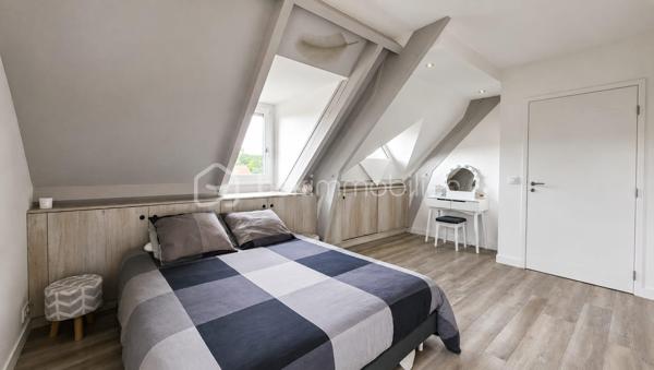 Située à Nonville, dans un environnement paisible, cette spacieuse maison de 160 m²  élevée sur sous-sol total saura vous séduire par ses beaux volumes.

Au rez-de-chaussée, vous trouverez une entrée desservant un vaste séjour d'environ 35 m², agrémenté d'un poêle à bois, ouvrant sur une superbe véranda de 26 m². Une cuisine aménagée et équipée, une chambre, une salle de bains ainsi qu'un WC indépendant complètent ce niveau.

À l'étage, un palier dessert trois belles chambres, dont une grande chambre de 17 m² avec dressing aménagé, ainsi qu'une salle d'eau.

Le sous-sol total comprend un grand garage pouvant accueillir plusieurs véhicules, de nombreux espaces de rangement et une pièce supplémentaire pouvant être aménagée selon vos envies.

À l'extérieur, vous profiterez d'un magnifique jardin d'environ 1 800 m² et d'une vaste terrasse de 60 m², idéale pour recevoir famille et amis.

Une maison idéale pour une famille à la recherche d'espace, de confort et de tranquillité.
