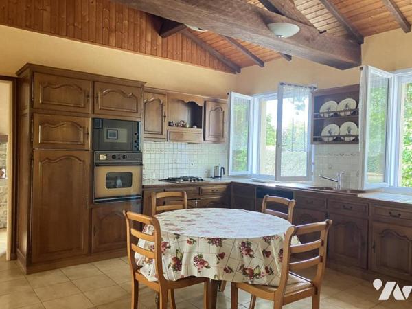 CHEMERE Maison de plain-pied sur terrain arboré de 1800 m²