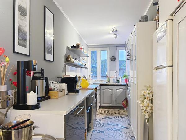 Grand appartement T3 , très bien situe avec cave, place de parking couvert