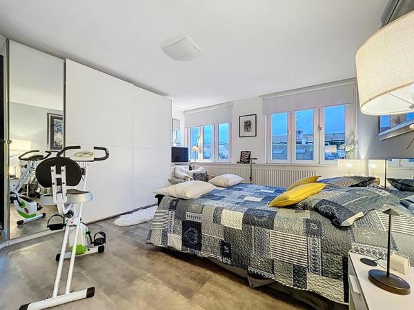 Grand appartement T3 , très bien situe avec cave, place de parking couvert