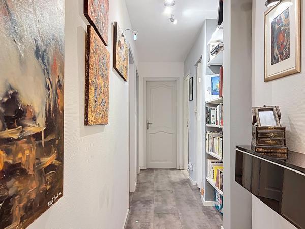 Grand appartement T3 , très bien situe avec cave, place de parking couvert