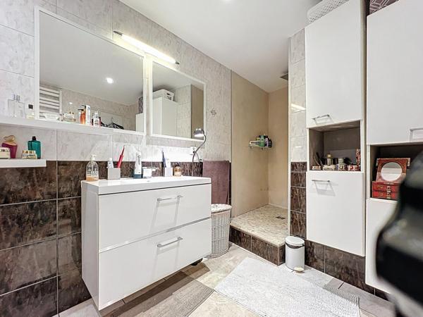 Grand appartement T3 , très bien situe avec cave, place de parking couvert