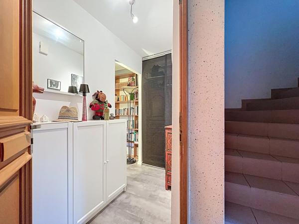 Grand appartement T3 , très bien situe avec cave, place de parking couvert