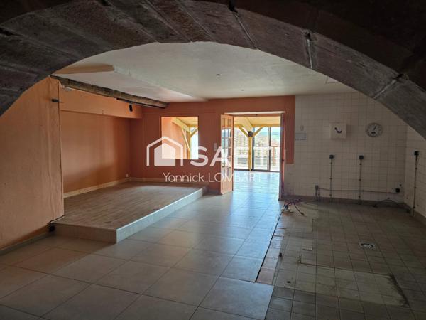 Immeuble (5 appartements) + un local commercial