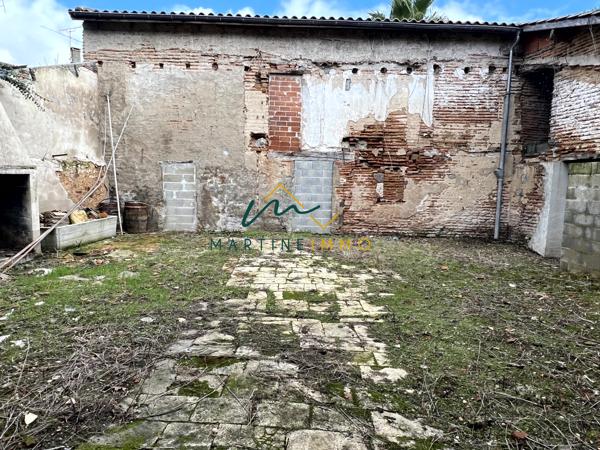 A VENDRE MAISON DE VILLAGE A RENOVER AVEC COUR ET GARAGE